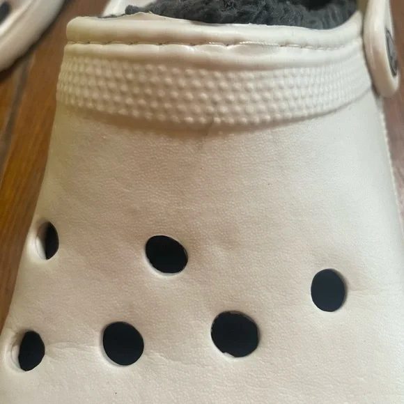 ❌SOLD❌Crocs White Lined Clogs Slippers Womens Size 10 Faux Fur Fuzzy - Picture 4 of 8